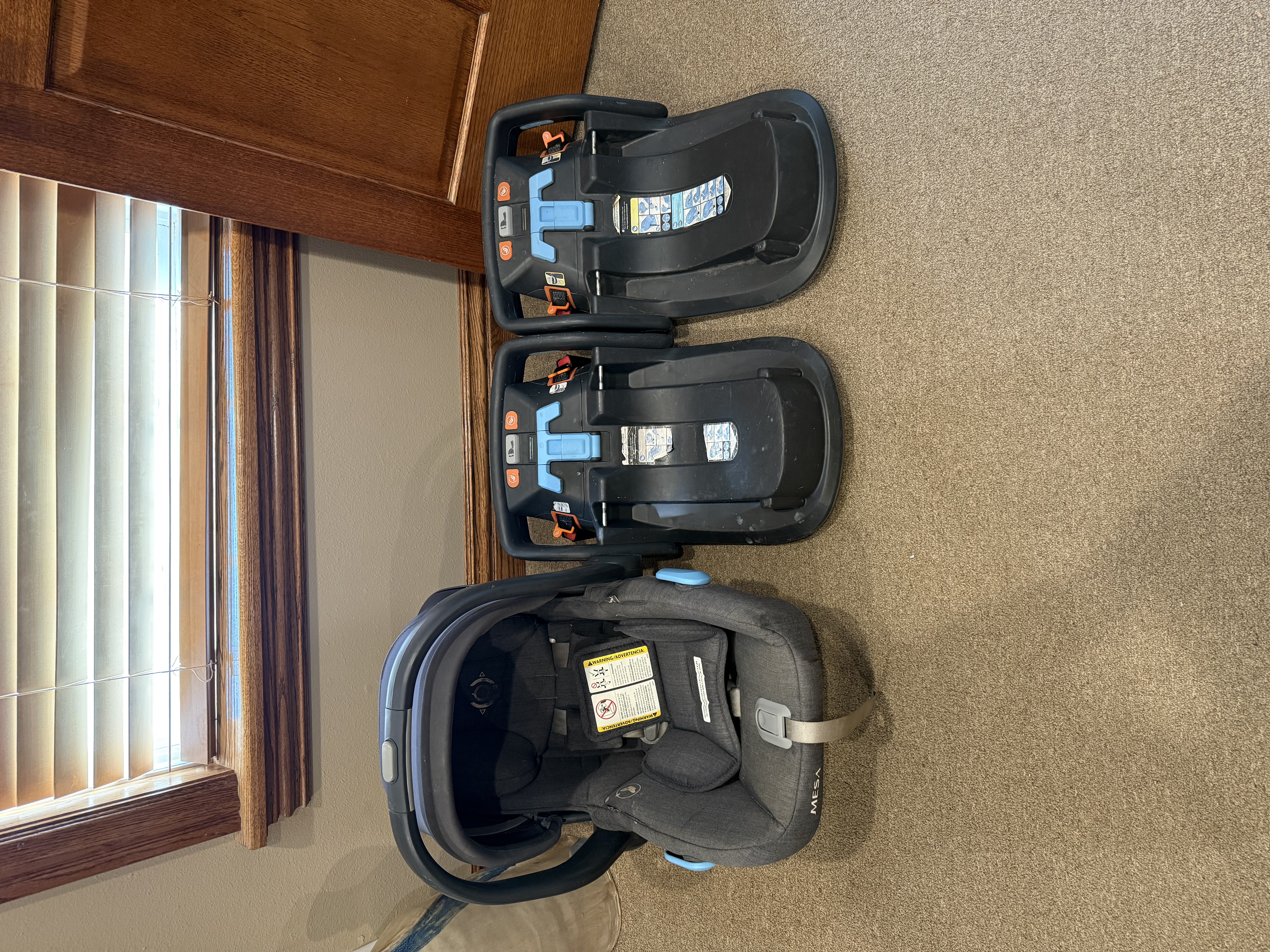 UPPAbaby Mesa Infant Seat +extra base - Car Seats in Kansas City